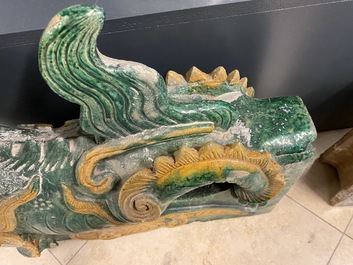 Une paire de tuiles faiti&egrave;res en forme de dragon aux &eacute;maux de type sancai, Ming/Qing